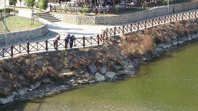 Yaklak 25 mahallenin kanalizasyonu tayan derelerin akt glden kartlan 180 bin metrekp malzeme aradan geen 1 yla ramen kirlilii zm olmazken, gle gelen misafirler suyun rengini deitiren siyah tabakadan ikayeti oluyor.