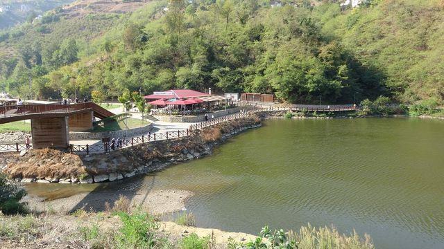 Kirlilik ve gnein birleimiyle oalan su yosunlar gl siyah bir grntye brndrrken, gln ileri aamada kt koku yapmasndan endie duyuluyor.