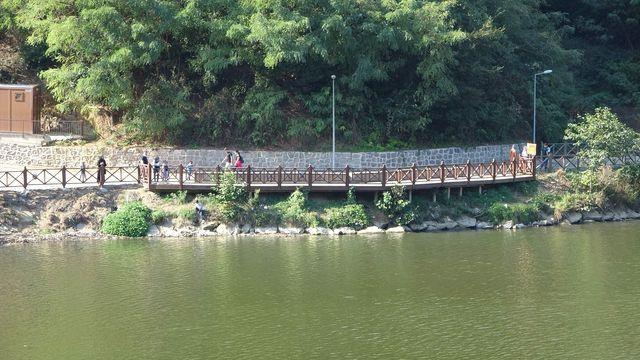 Bilinli olsalar bu grnt olumaz: Konumasnn devamnda  Bnyamin Akbyk "Denetim az. Denetim yaplsa biraz daha sk tutulsa hep temiz kalr. Gelenler birazck hayal krklna uruyor. Ky olmayanlar hafta sonu ehirden kaarak burada dinlenmek istiyorlar. Geldikleri zaman bu pl grdklerinde hayal krklna uruyorlar. stten doru dere p srp gle getiriyor. Bunun nne geemiyoruz. Bu biraz insanlarn bilinliliiyle alakal. Biraz bilinli olsalar bu grnt olumaz&#8221;  diye konutu.