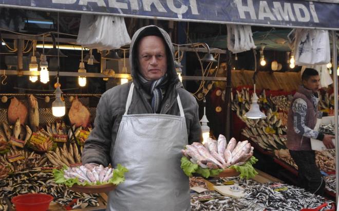 Bu mevsimde en ok hangi balk tketilmeli?   <br>  Havalar henz ok soumad bu gnlerde hangi tr balklarn yenecei ile ilgili Prof. Dr. Varlk &#8220;Balk yeni yeni yalanmaya balad iin u an palamut yenir. Hamsi ve barbun henz biraz yasz ve kurudur. Bu balklar yiyebilmek iin Kasm&#8217; Aralk&#8217; beklemek gerekiyor. Fakat istavrit her mevsim yenir. stavrit bu mevsimde en ucuz, en lezzetli balktr. Pahal balk lezzetli balk demek deildir. Balk mevsime gre deikenlik gsterir. u anda levrek, hatta mevsimi olmasna ramen palamut bile ok lezzetli deildir. Baln nce bir souu yemesi gerekir." cmlelerini vurgulad.