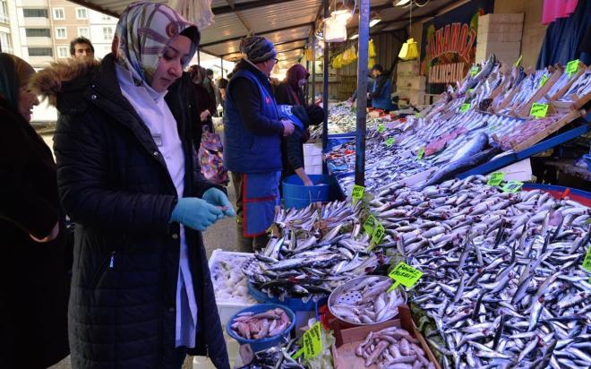 Varlk, "Byle olursa da lezzeti iinde kalr. Baz balklar mevsim itibariyle lezzetsiz olabiliyor. Bu yzden bu tarz soslamalar lezzet vermesi asndan faydal olur" dedi.