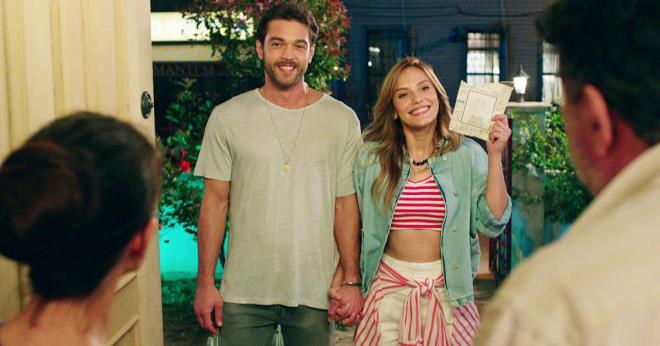 Yaz dneminde ekran macerasna balayan, barollerini Furkan And, Selin ekerci, Yiit Kirazc ve Nilay Deniz'in paylatklar at Kat Ak dizisi ekranlara veda ediyor.