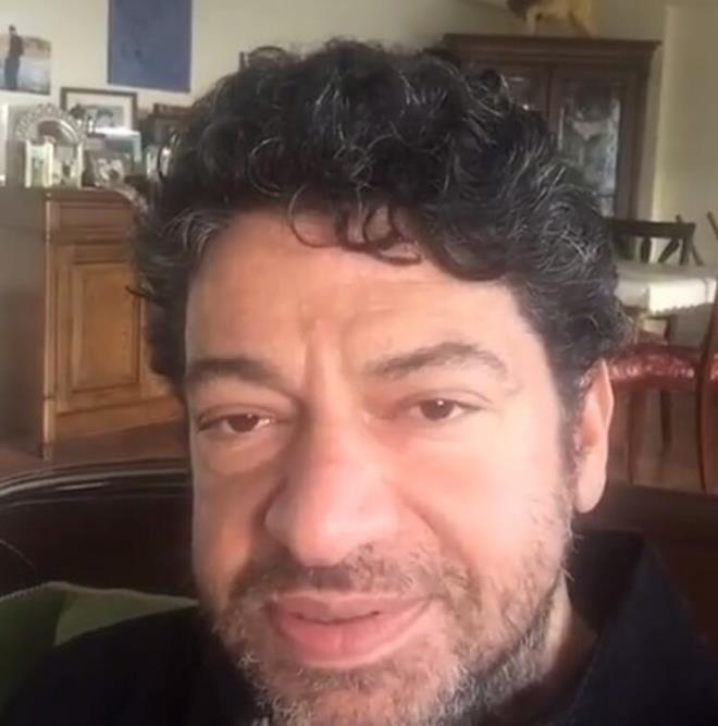 Hakan Tayan ise, &#8216;dedikodu dolamasn ortada benden duyun istedim. Sevenlerimden dua bekliyorum&#8217; ifadelerini kulland.