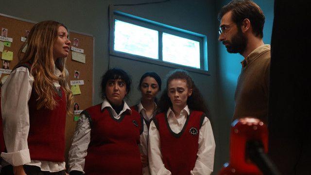 retmen dizisinin yokluunda yayn hayatna balayan Sadakatsiz dizisi aramba akam seyirciyi eline ald ve ekran bana kilitledi. Hikayesi yarm kalan ve bir trl seyirciyi iine ekemeyen dizi iin final yolu grnd.