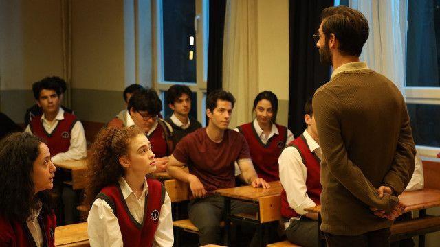 Orjinali 10 blm olan retmen dizisi 2 hafta sonra 9. blm ile ekran macerasn noktalayacak. Bylece FOX, Bayl Yanl'n ardndan byk umutlarla balayan bir dizisini daha bitirecek.