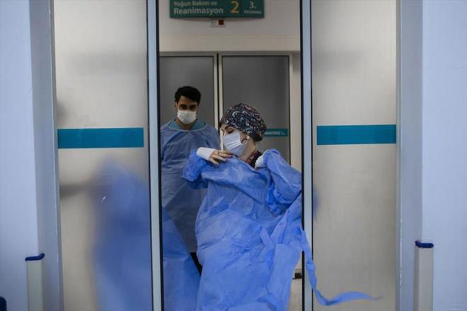 Toplam test says 12 milyon 641 bin 126'ya ulat. Hasta says 351 bin 413, vefat says 9 bin 445, ar hasta says 1545, aktif hasta says 35 bin 29 oldu.