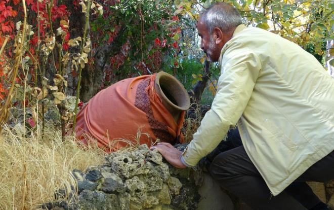 VAN Edremit ilesinde yaayan ve hayvanlara olan sevgisiyle tannan i adam Feridun Irak&#8217;a ait evin bahesine dekor amal bir kp braklmt. Irak, bir sre sonra kpn iine baktnda akna dnd.