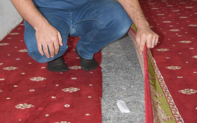 anlurfa'nn Siverek ilesinden geen ve isminin Aye olduu renilen bir kadn, Abdulkadir Geylan camisinde abdest aldktan sonra namazn kld. Bu esnada telefonunu camideki priz yardmyla arj eden kadn, halnn altna 10 TL para ve helallik istedii bir not brakt.