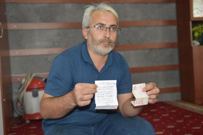Allah kendisinden raz olsun, byle duyarl insanlar var. Kamu malna zarar olduunu pek dnmediimiz bir ekilde bile, kamu maln zarara uratmamak istemi. Notta 25.10.2019 tarihi yazl, yani bir yl olmu. Bu zaman zarfnda not ve para halnn altnda olduu iin fark edememiiz. Bu kardeimiz notla beraber 10 lira brakm&#8221; dedi.