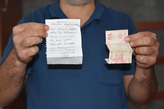 sminin Aye olduu renilen yolcunun brakt notta ise "Hocam selamn aleykm. Ben yolcuyum, abdest aldm suyu kulandm, namaz boyunca da telefonu arj ettim, helal edin. Buraya da size (bir miktar para) brakyorum, cami iin kulann. Sayglarmla Aye" ifadeleri yer ald.