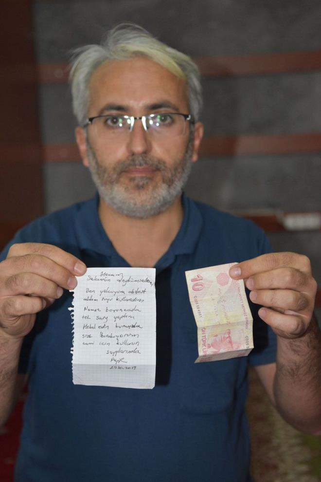 22 Ekim 2019 ylnda braklan para ve not, bu yl camide yaplan temizlik esnasnda bulundu. Halnn altndan kan para ve not, okuyanlar duygulandrd.