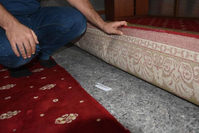 Notu ve paray saklayacan belirten Mezzin ilenti, "Akam Camide temizlik yaparken, bayan mescidinde halnn altna bir kt paras buldum ve onu aldmda bir not ve iinde de bir miktar para olduunu grdm. Notu bir bayan brakm ve iinde yolcu olduunu, abdest alp telefonu arj ettiini, namaz kld iin, bir miktar para braktn yazmakta.