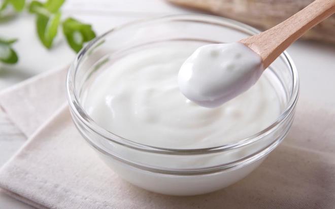 Yourt ve Kefir nerisi: Barsak florasnn dzenlenmesinde rol oynayan probiyotiklerin barsak florasn gelitirerek baklk sisteminin glenmesine yardmc olduunun altn izen Dyt. Simay Duvan, &#8220;Ayn zamanda antioksidan etki de gsteren probiyotikler, enflamatuar hastalklarn oluumunda koruyucu etkiye sahiptir. Kefir ve yourt, probiyotik zellikleri sayesinde vcut direncini artrr ve baklk sistemini glendirerek hastalklardan korunmamza yardmc olurlar. zellikle mevsim geilerinde beslenmemizde mutlaka yer almaldr&#8221; diye konutu.