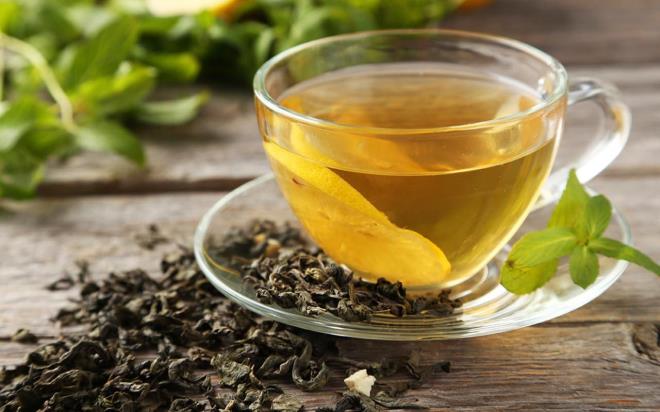 Yeilay kalbi glendiriyor  <br>  Yeil ayn da ieriinde bulunan &#8220;katein&#8221; maddesi sayesinde antioksidan etki gstererek baklk sistemini glendirdiini szlerine ekleyen Dyt. Simay Duvan, &#8220;Yeil ay kalbin almasn da dzenleyerek kalbi glendirir ve kan ekerinin dengelenmesini salar. Yeil ayn diretik (idrar sktrc) etkisi olduu iin tansiyon ve bbrek hastalar doktor ve diyetisyene danarak tketmelidir&#8221; dedi.