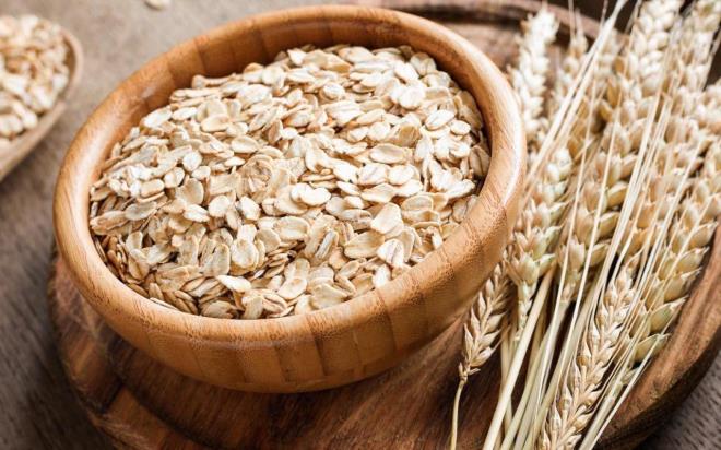 Stres iin mutlaka yulaf: Besin bileenleri asndan olduka zengin ierie sahip olan yulafn da gl bir karbonhidrat ve lif kayna olduuna dikkat eken Dyt. Simay Duvan, &#8220;Yaplan almalarda yulafn ierdii beta-glukan sayesinde kanser, mikrobiyalenfeksiyonlar, diyabet ve yksek kolesterol tedavisinde de etkili olabilecei ortaya konmutur. Bununla birlikte baklk sistemi zerinde de uyarc etkiye sahip olan yulaf; sk sk grip olan, souk algnlna yakalanan ve stresli bir hayata sahip bireylerin beslenmelerinde mutlaka yer almaldr&#8221; dedi.