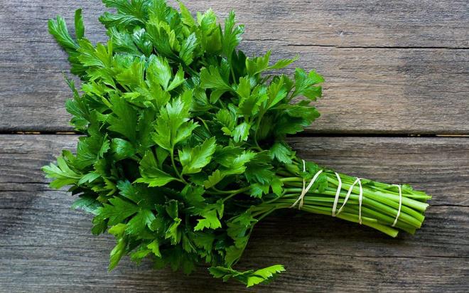 C vitamini ieren besinler: "Sebze ve meyveler, sahip olduklar antioksidan ierii sayesinde baklk sistemini glendirir ve hastalklara kar vcut direncini artrmada nemli rol oynarlar." diyen Duvan zellikle maydanozun C vitamini ynnden etkili olduunu syledi.