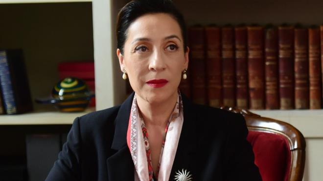 Yeni blmde bizi neler bekliyor?  <br>  Krmz Oda&#8217;nn yeni blmnde, piyangoyu tutturunca hayat deien Salih (Canberk Gltekin) bu kez Doktor Hanm&#8217;n karsna ok farkl bir halde kyor ve arkada Garip&#8217;i (Celil Nalakan) klinie getiriyor.