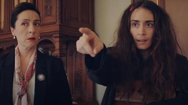 Alya (Melisa Szen) ise ailesindeki deiimi ve anne babasyla geirdii stanbul gnlerini anlatyor.