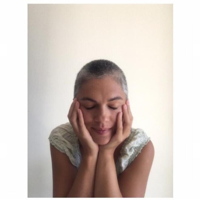 S&#807;imdi hayatm, tercihlerim, yolum tamam...<br>  Son 15 senedir is&#807;imi daha iyi yapabilmek ic&#807;in normal c&#807;als&#807;malarma, yaptg&#774;m is&#807;lere devam ederken bir taraftan kendime ve sag&#774;lg&#774;ma dog&#774;ru yolculug&#774;uma c&#807;ktm. Malum, tahmin edersiniz ki 18 yas&#807;nda bir u&#776;lkede tannmak ve bu&#776;yu&#776;k bir etki yaratmak her halu&#776;karda c&#807;ok sarscyd...Sac&#807;mn teline sar su&#776;rmem derken sars&#807;n bir &#8220;Barbi&#8221; olmus&#807;tum... Bittikten sonra da uzun bir su&#776;re uzaklas&#807;maya c&#807;als&#807;tm ne yalan so&#776;yleyeyim. Ama uzun zamandr sars&#807;n olmay seviyor ve bir u&#776;lkeye &#8220;Barbi&#8221; lakabyla c&#807;ok da gu&#776;zel, naif, o&#776;g&#774;retici heleki ustam, hayran oldug&#774;um oyuncu Perran Kutman ile gu&#776;zel etki etmekten dolay son derece mutlu ve memnunum. Ac&#807;kc&#807;as is&#807;in s&#807;an, s&#807;o&#776;hret, para, popu&#776;lerlik ksm ilgilendirmedi beni... asla yapmam gerekiyor diye bir s&#807;eyi yapamadm. Denediysem de vazgec&#807;mem uzun su&#776;rmedi.