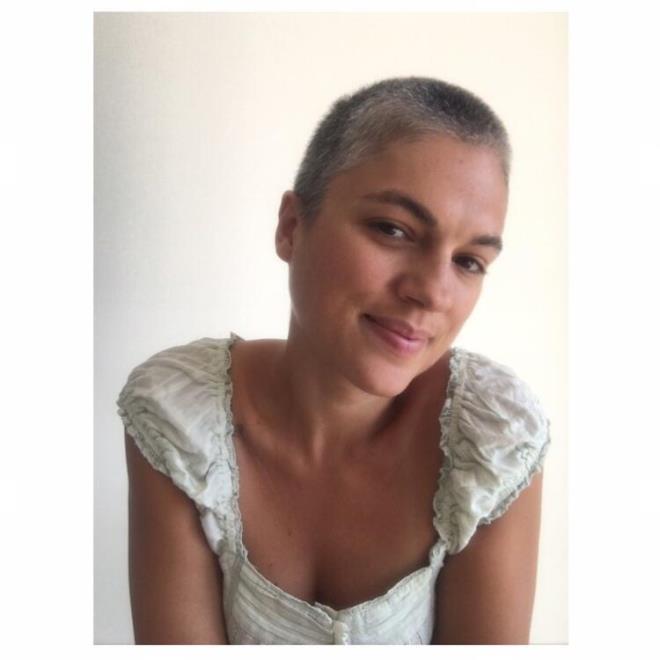 <p>Her gec&#807;en yl arnp, kabul edip, bedelini o&#776;deyip, kendi yoluma girdikc&#807;e o yoldaki insanlarla kars&#807;las&#807;tm.</p>  <p>  S&#807;imdi ise Nisan aynda Viyana&#8217;dan aldg&#774;m teklif ile bir oyun yazyor, oralarda turne yapma yolunda ilerliyorum. Daha olabilecek bir c&#807;ok is&#807; go&#776;ru&#776;s&#807;melerim var oralarda... O&#776;nu&#776;mu&#776;zdeki zaman ne go&#776;sterirse kabulu&#776;m. Elimden geleni yaparm. S&#807;u anda I&#775;stanbul ds&#807;nda, kampta, biraz o taraflardaki Tu&#776;rk seyircisi ile bulus&#807;maya, biraz oralar, oralardaki sanatc&#807; arkadas&#807;larm deneyimlemeye, yas&#807;amaya hazrlanyorum.</p>  <p>  Barbi yas&#807;ayacak,</p>  <p>  hayat devam ediyor,</p>  <p>  ben yolumda,</p>  <p>  kendim oldug&#774;um ic&#807;in mutluyum.</p>  <p>  Sac&#807;m bo&#776;yle yapmak gerc&#807;ekten c&#807;ok cesaret istedi.</p>  <p>  Kafam beg&#774;endim.</p>  <p>  Kendimi sevdim.</p>  <p>  Bu halde sar olmay deneyimleyeceg&#774;im.</p>  <p>  Fakat bu halimi o kadar sevdim ki bo&#776;yle gidesim var.</p>  <p>  Bakalm.</p>  <p>  Hayat kendim olarak, yolumda yas&#807;amak c&#807;ok gu&#776;zel...</p>  <p>  Sevgiler I&#775;pek Erdem</p>