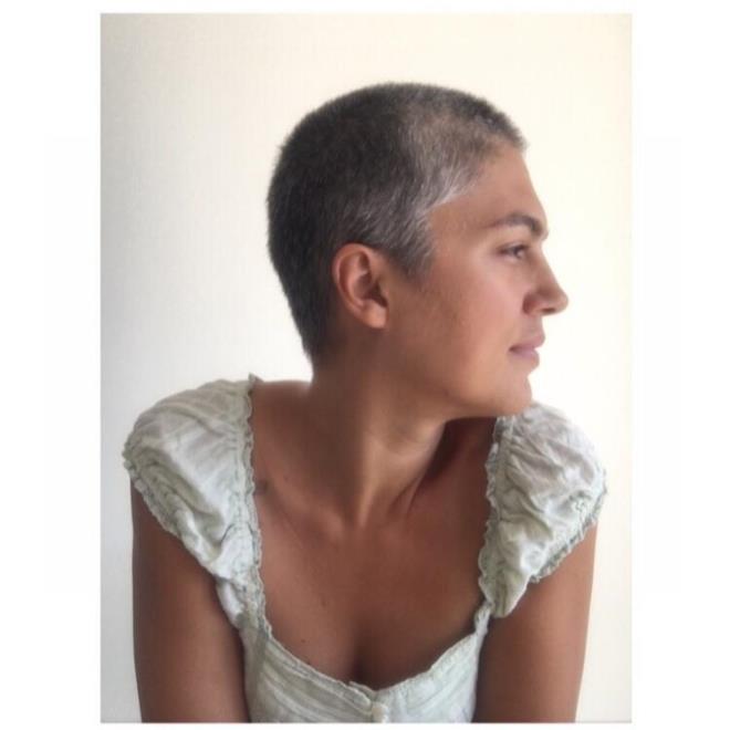 E diyordum &#8220;S&#807;imdi hayatm, tercihlerim, yolum tamam...&#8221; 15 senelik yolumda toplumsal ve evrensel bilincin bana ait olmayan neyi varsa bir heykeltras&#807; gibi u&#776;stu&#776;mde kra kra ilerledim ve sonunda I&#775;pek&#8217;e o kadar kafi bir s&#807;ekilde ulas&#807;tm ki gerc&#807;ekten fiziksel olarak da ben kimim go&#776;rmek istedim. Kafamn s&#807;ekli nasl, sac&#807;mn beyazlar nerede?... bu tamamlanmamn Kas&#807;&#8217;ta annemin yannda olmas c&#807;ok manidar deg&#774;il mi? Onunla beraber kim bilir kac&#807;ncya ama tam olarak yoluna girmis&#807; I&#775;pek olarak yeniden dog&#774;us&#807;um...<br>    Hepimiz gibi c&#807;ok bedel o&#776;dedim. S&#807;u&#776;ku&#776;r ki geldig&#774;im noktada mu&#776;kemmel bir nizamn oldug&#774;una tam gu&#776;veniyor ve teslimim. Bu yu&#776;zden genel olarak huzurluyum. Anlk nadir korku ve kayglar ancak bana ne yapmam gerektig&#774;i mesajn veriyor ve yapyorum...