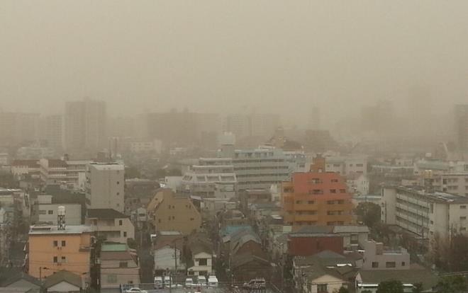 Kuzey Kore'de, in'den geldii ve lkeye koronavirs getirecei sylenen "sar toz" bulutu nedeniyle halka evlerinden kmama uyars yapld. Uyarnn ardndan bakent Pyongyang'da sokaklarn tamamen boald grld.
