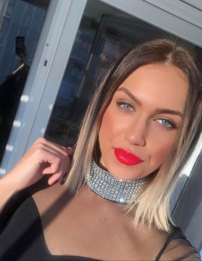 "Doktor ve salk alan gzetiminde yaplmal"  <br>  Uzman lker Delihdrlgil de &#8216;genlik as&#8217; olarak tabir edilen uygulamann gzellik merkezlerinde deil, genellikle kliniklerde doktor veya salk alanlar gzetiminde yaplmas gerektiini syledi. Delihdrlgil, &#8220;Genlik a dediimiz olay, kiilerin cilt yapsn glendirmek ve daha aydnlk ve parlak grnmesini salayan ve mezoterapi teknii ile yaplan bir ilemdir. Birok firmann kendi ierisinde kendi formasyonu ile rettii hazr serumlar alyoruz. Uygulama ise 15 gn aralklarla kiinin cildine, minik inelerle mezoterapi teknii ile uyguluyoruz. lk yarm saatte hafif bir yanma meydana geliyor, kan dolam hzland iin. Sonrasnda ise ertesi gn ciltteki aydnlanmay ve toparlamay, kii fark ediyor. Her gn bunun zerine koyarak devam edilen bir uygulamadr. Bu uygulama tamamen risksiz bir uygulama, en ok sevdiimiz ve uyguladmz tekniklerden biridir. Yaplan ve firmalarn gelitirdii btn serumlarn formasyonlarnn ierisine saf biyonik asit var. Baz firmalarda amine asitler eklenebiliyor. Bunlar hazr formlasyonlar olduu iin, vcudun tand enzimler olduu iin herhangi bir alerjik riski ok da mmkn deil. nk bu uygulamada kullanlan madde vcudun tand bir uygulama, eer farkl bir alerjik reaksiyon gerekletiyse, farkl bir serum uygulanmtr cilt altna diye dnyorum&#8221; dedi.