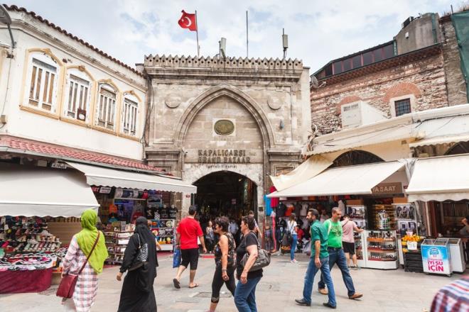 KAPALIARI'NIN KA KAPISI BULUNUYOR?<br>    ar'nn 11 kaps bulunuyor.  <br>  Bunlar; Beyazt, arkap, uhachan, Kuyumcular, Mahmutpaa, Nuruosmaniye, rcler, Sepetihan, Takkeciler, Tavukpazar ve Zenneciler.