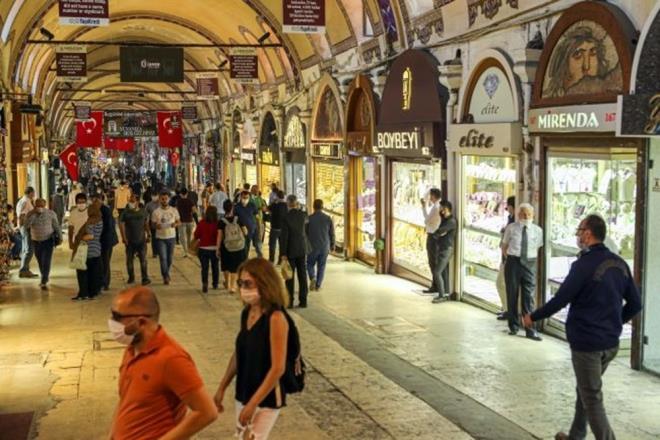 "ESNAFIMIZ PANDEM KONUSUNDA OK DKKATL"  <br>  Kapalar da tpk dier i yerleri ve iletmeler gibi sk normalleme tedbirleriyle kaplarn at. ar almadan nce batan ayaa dezenfekte edildi. Kurtulmu, pandemi tedbirlerinden taviz vermediklerini vurguluyor ve ekliyor:    <br>&#8220;armz dzenli olarak dezenfekte ediliyor. Btn girilerde ziyaretilerimizin atei llyor. Belli noktalarda el dezenfeksiyon istasyonlar yaptk. Sosyal mesafe etiketleri yerlere yaptrld ve dzenli olarak yenileniyor. Esnaflarmz pandemi konusunda ok tedbirli. Dkkanlar kalabalk deil ve metrekareye gre mteri alyorlar. Ynetimimiz tarafndan dzenli olarak uyar anonslar yaplyor. arya maskesiz girmek yasak. Kapalar corona virsle ilgili btn tedbirleri ald diyebiliriz"