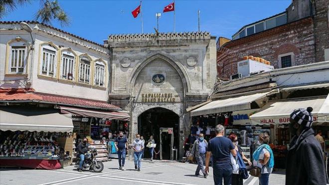 KAPALIARI ZYARET GN VE SAATLER     Mimarisinin bykl ve ihtiam ile n plana kan, 500 yl akn sredir stanbul'un en nemli ticaret merkezlerinden biri olmay srdren Kapalar'y resmi tatiller ve pazar gnleri dnda haftann her gn ziyaret edebilirsiniz.