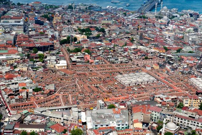 Kapalar Ynetim Kurulu Bakan Fatih Kurtulmu, pandeminin her yer gibi kendilerini de etkilediini syledi. Kurtulmu, &#8220;Btn dnyada olduu gibi lkemizde de ok hassas bir dnem geirdik. Bu srete Kapalar&#8217;nn ziyarete ak olmamas gerektiine karar verildi ve bir dnem kapal kald. Bu, ar tarihinde nadir rastlanan bir durumdur" diyor.<br>    Kapalar stanbul iin bir ticaret merkezi olmann tesinde anlamlar tayor. Bu nedenle sessizlie brnd iki ay, kent kltr asndan da byk bir sessizlikti. Kurtulmu, insanlarn tarihi sokaklardan el ayak ekmesini ve sonraki sreci yle anlatyor:   <br>  "Ziyaretiye kapal olduu dnemde herkes ok zledi Kapalar&#8217;y. Ald ilk gn bile giri saylar gzeldi ve hzla artt. Geen sene bu zamanlardaki ziyareti girilerini tabii beklemiyoruz. Pandemi devam ediyor. Farkl blgelerden gelen ziyaretiler bizi umutlandryor"