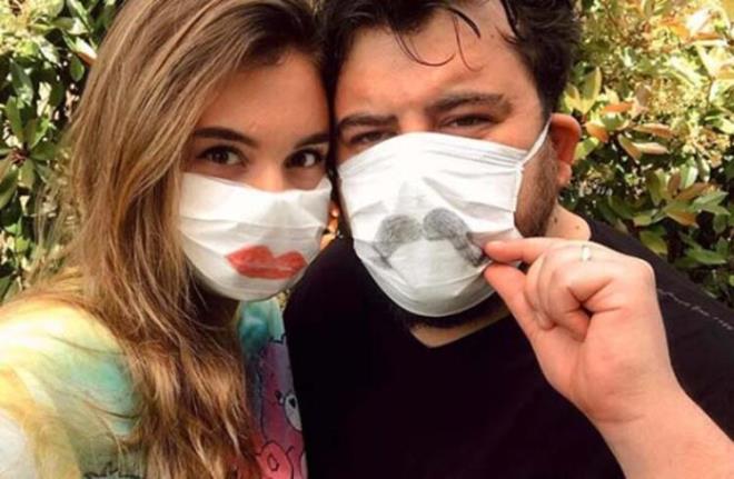 "ok dikkat etmeme ramen Covid-19 testim pozitif kt ama ok kr hafif semptomlarla geiyorum. Kuzey ve Berfu negatif, zmit&#8217;te ailesinin yannda. Ben kendimi izole edip gerekenleri yapyorum. Daha ar geirenlere acil ifalar diliyorum. yi dilekleriniz iin teekkr ederim."