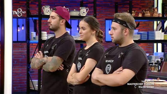 Masterchef'te kim elendi? Sznt gerek kt  <br>25 Ekim eleme gecesi ncesinde medyaya den bir sznt olay oldu. Sosyal medya hesaplarndan elenen ismin Berker Bamanav olduu yazld. Sylendii gibi Berker Bamanav bu hafta yarmadan elendi. Szntnn gerek kmas ile birlikte gzler TV8 kanalna dnd. Daha nce de Masterchef'ten elenen isimlerle ilgili szntlar olmutu. Acun Ilcal'nn yarmay eken ekibi sk takibe ald ve sznty yapan ismi arad syleniyor.