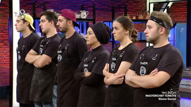 Masterchef Trkiye'de ilk etap eleme sonucu  <br>  Eleme gecesinin ilk oyununda yarmaclara safran verildi. Uur, Esra, Berker, Tanya, Sefa ve Emir arasndaki bu ilk dello sonunda 3 isim eleme potasndan kurtuldu. Potadan ilk kan Emir oldu. Onu Esra ile Sefa takip etti.
