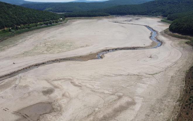 Son dnemlerin en kurak dnemini yaayan Trakya'nn Istranca Dalar'ndan stanbul'a su tayan en nemli barajlardan Krklareli'nin Vize ilesine bal Aksicim ky yaknlarnda bulunan Kazandere ile Pabudere barajlar, ar kuraklk nedeniyle kurudu.