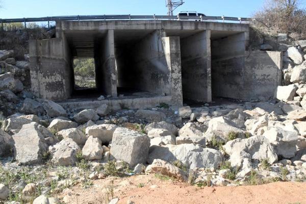Pabudere Baraj tamamen kururken, baraja konulan, 'Can gvenlii bakmndan gle girmek tehlikelidir' yazs da toprak zerinde kald.