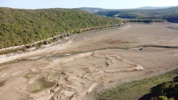 "Baraj 1996 ylnda yapld, 6 sene iinde dolacak dediler. Ancak Cenab- Allah'n takdiri 6 saatte btn barajlar dolmutu, setleri ykt gtrd. iddetli yamurlar olduu zaman 6 saatte doluyor barajlar. Ama yamurlar olmadndan dolay stanbul'da u an susuz. Su sknts ekecek yani. Dua etmek lazm baka yapacak bir ey yok."