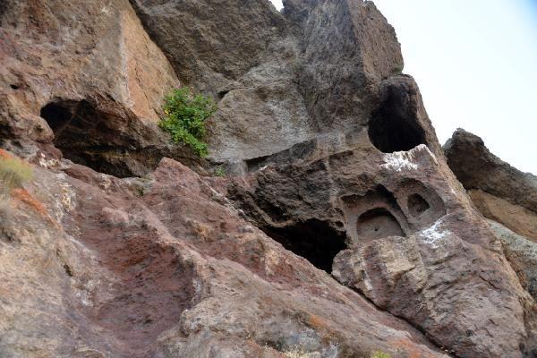 Butasm, maarann bir blmn Hristiyanlarn su deposu olarak kullandklarn ifade ederek, "Be katl ve  ayr birim halinde ina edilmi olan yapnn her katnda 5 ve 8 oda bulunmakta. Kaya yerlekesi olarak yaplan yapnn en nemli yerlerinden biri baca eklinde olan gizli geitlerin bulunmasdr. Bu gizli geitlerle btn odalara giriler salanmaktadr." dedi.