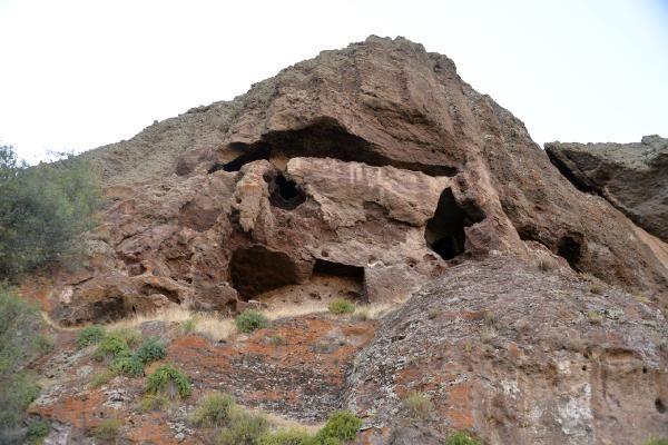Za Maaralar'nn tarihiyle ilgili herhangi bir ssleme ve yaz zelliinin olmadn anlatan Butasm, "Kyller daha nceden alt taraflarda yaz olduunu belirtiyorlar, ancak gnmzde o yaz tahrip olmu ve hibir ekilde tespit edilememektedir." diye konutu.