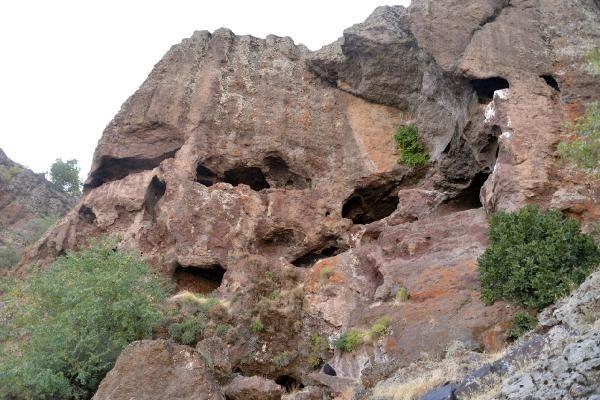 Konumasnn devamnda Butasm "zellikle 1'inci kattaki gizli bulunan geit alannda kayayla oyulmu iki sarn bulunmaktadr. Beyaz svayla kaplanm bu sarncn Pagan inancndan kaan tek tanrya inanan Hristiyanlar tarafndan su deposu olarak kullanldn dnmekteyiz" eklinde ifade etti.