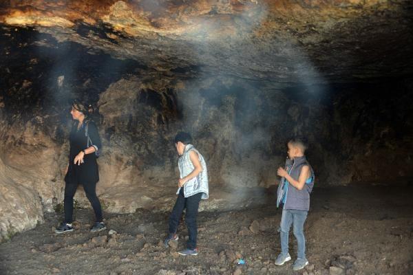 Be ayr kattan oluan maara, yapld dneme zg mimarisiyle dikkat ekiyor. Murat Nehri'ne bakan taraf yerden yaklak 300 metre ykseklikte bulunan maarann katlar aras apraz geileri bulunuyor.