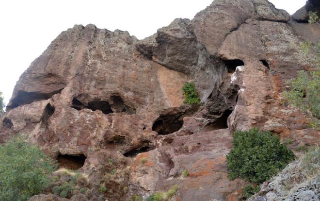 M.S. 5'inci yzylda Roma mparatorluu bnyesinde yaayan Hristiyanlarn ibadetlerini gizli olarak yaptklar, Bizans dneminden gnmze kadar gelen tarihi bir miras olan Solhan ilesindeki Za Maaralar, uzun yllar bask gren Hristiyanlarn saklandklar, ibadetlerini gizli yaptklar ve yaamlarn srdrdkleri yer olarak kullanlm.