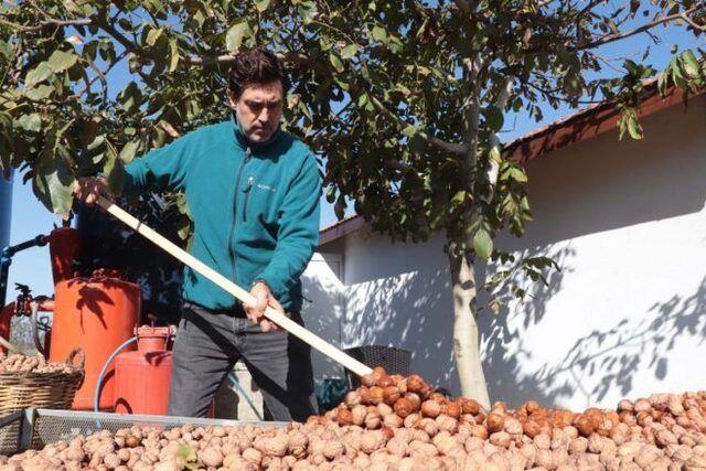 Sabahn erken saatlerinde kalkarak ceviz bahesinde almaya baladn belirten oyuncu, yorucu olmasna karn tarm yaparken ve burada yaarken kendisini ok mutlu hissettiini syledi.