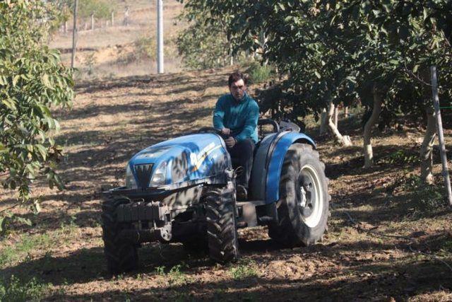 Gneyli kynde ailesinin bir yazl bulunduunu belirten Burak Hakk, yle konutu:    ''Annem ve babam yazlar Gneyli kyndeki yazlklarna geliyordu. 2008&#8217;de olum Rzgar doduu zaman onun iin bir ey yapmak istedik. Buras bombo bir tarlayd ve 12 yl nce satn aldk. Ondan sonra buray ilemeye baladk.''