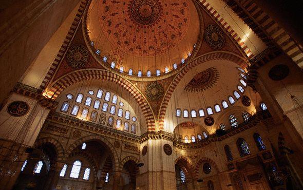 HATM- ENBYA NASIL YAPILIR? Mevlid Kandili iin islam alimleri Hatm-i Enbiya yaplmasn neriyorlar. Peki Hatm-i Enbiya nasl yaplyor? Hatm-i Enbiy yapmak iin, nce 1 Ftiha-i erfe, 3 hls- erf okunur. Sonra: "Ezu billhis-sem'l-almi mine-eytnir-racm. Rabbi ezu bike min hemezti-eytyn. Ve ezu bike rabbi en yahdurn"