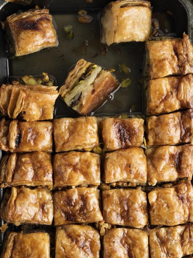 8- Gazete Tatls/Baklavas    <br>Adndan da anlalaca zere bir baklava tr olan tatl, Sivas yresinden. Genellikle bildiimiz Antep baklavalarna karn i harcnda ceviz kullanlyor. Bayramlarda ve zel gnlerde hep ok zahmetli olarak grdmz klasik baklavann daha pratik bir tarifiyle yaplyor stelik. Azda dalna ve erbetine harika bir uyum salayan cevizin tad da damaklarnzdan uzun sre silinmiyor.