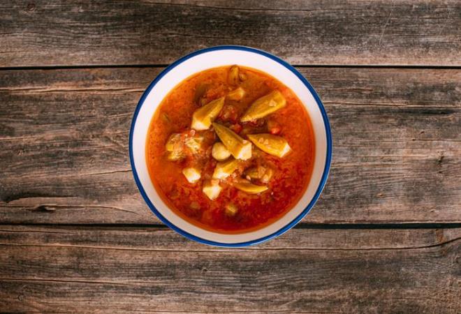 9- Bamya orbas    <br>zellikle Ramazan sofralarn ssleyen bir balang yemei olarak Konya&#8217;dan bamya orbas var srada. Dn ve bayram gibi zel gnlerde de geleneksel olarak ska tketiliyor. ri boncuklu kolyeleri anmsatan bir ekilde ipe dizilip kurutulan bamyalar; et ve limon suyu ile bir arada bu orbada.