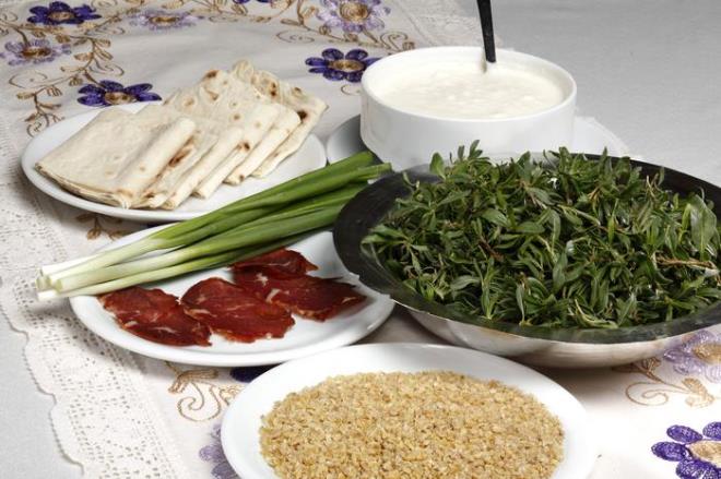 4- Madmak Yemei<br>    Otlu yemek sevenleri buraya alalm zira spanak kadar ok seveceiniz bir yemek var srada, Madmak yemei.  Anadolu blgesinde herkese bilinen ve kendiliinden yetien otsu bir bitki olan Madmak Otu, soan, biber ve domatesin ile birlikte yada kavrulmas ile yaplyor. Et yemeklerinden sklanlar iin akam yemeklerinde esiz bir alternatif zira sindirim sistemine de ok iyi geliyor.