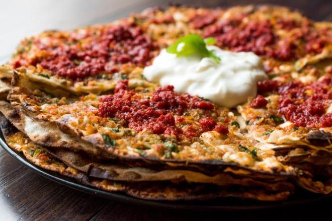 6- Yalama<br>    Mant gibi yine Kayseri&#8217;ye ait olan bir baka hamurlu yemek ise yalama. Elle alm ince bir hamurun tavada piirilip zerine kyma, soan ve eitli baharatlarla kavrulmu bir i harcn eklenmesiyle oluuyor. Genellikle sarmsakl yourt ile servis edilen yemek, souk ieceklerle tketildiinde esiz bir tat brakyor damanzda.