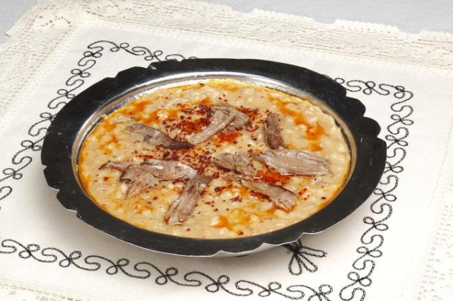 5- Kekek<br>    Anadolu lezzetlerinin banda gelen kekek, dnlerde ve bayram gnlerinde yaplan geleneksel bir yemek. Tavuk etinin ve tavuk suyunun barol oynad yemek, krmz etle de yaplabiliyor. Budayla beraber ekilip lapa kvamna geldikten sonra da sofralarda ana yemein mjdecisi olarak yerini alyor.